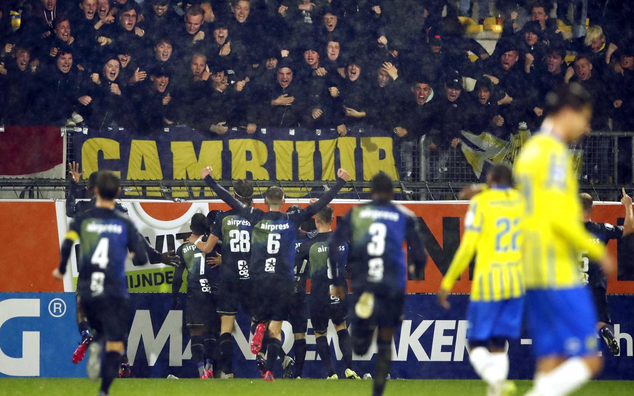 SC Cambuur viert de 0-1 van Issa Kallon op bezoek bij RKC Waalwijk. SC Cambuur viert de 0-1 van Issa Kallon op bezoek bij RKC Waalwijk.
