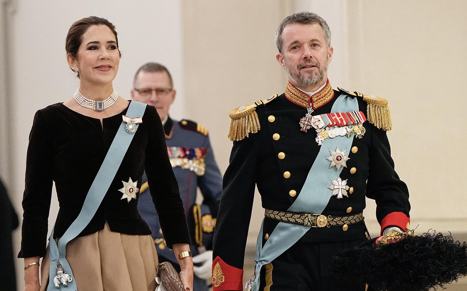 Kroonprins Frederik van Denemarken en zijn echtgenote kroonprinses Mary  op 4 januari tijdens de nieuwjaarsreceptie voor de krijgsmacht. 