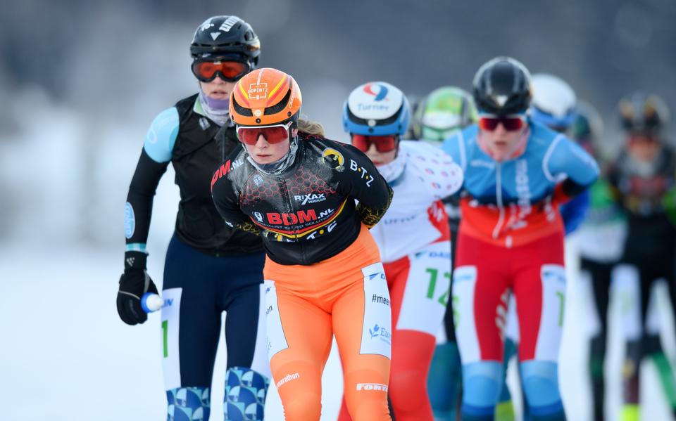 Esther Kiel (vooraan) in actie tijdens de Alternatieve Elfstedentocht marathonschaatsen op het natuurijs van de Oostenrijkse Weissensee. 