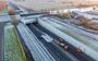 Rijkswaterstaat laat zandzakken plaatsen onder het aquaduct in de A7.
