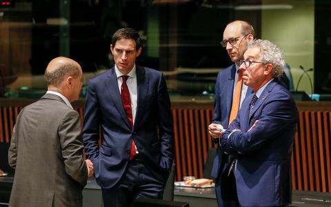 Minister van Financiën Wopke Hoekstra en zijn Belgische en Luxemburgse abtsgenoten Vincent Van Peteghem en Pierre Gramegna (links) luisteren naar hun Duitse college Olaf Scholz.