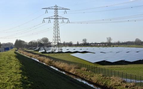 Zonnepark Drachtsterweg bij Leeuwarden. De eigenaar heeft plannen om grote batterijen te plaatsen om het elektriciteitsnet te ontlasten.