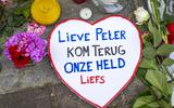 Mensen laten bloemen, kaarsjes en steunbetuigingen aan Peter R. de Vries achter in de Lange Leidsedwarsstraat in het centrum van Amsterdam.


