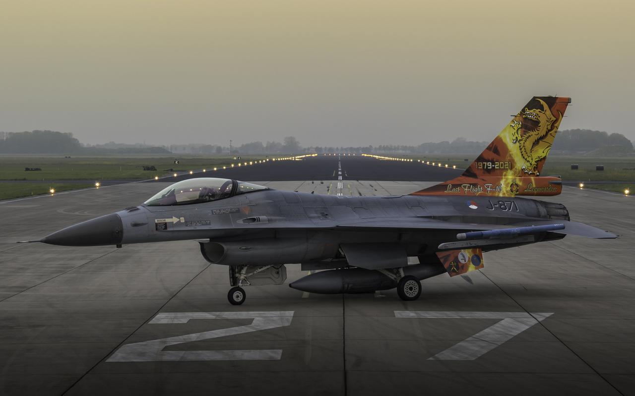 De door het 322 Squadron beschilderde F-16.
