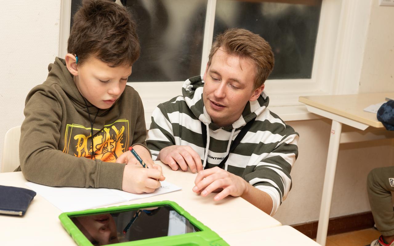 Een leerling van de Plataanschool in Leeuwarden (Proloog) krijgt uitleg van leerkracht Maarten. Een leerling van de Plataanschool in Leeuwarden (Proloog) krijgt uitleg van leerkracht Maarten.
