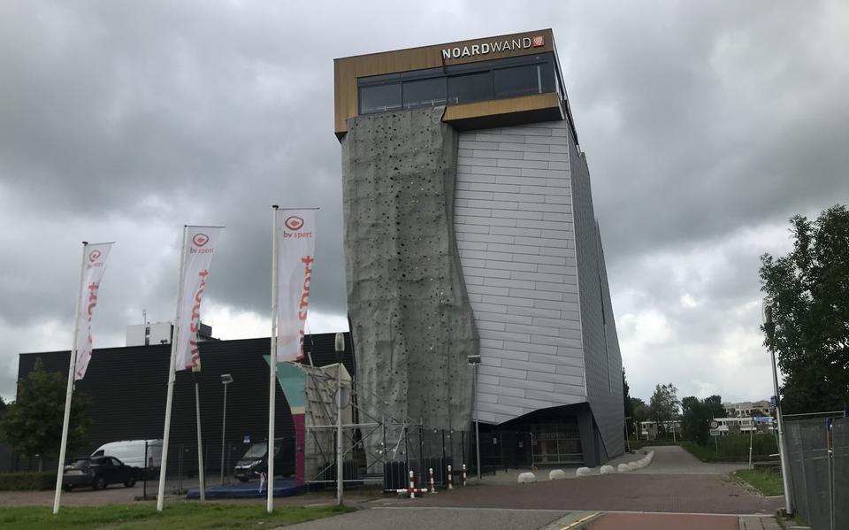 De opvallende grote klimhal in Leeuwarden. 