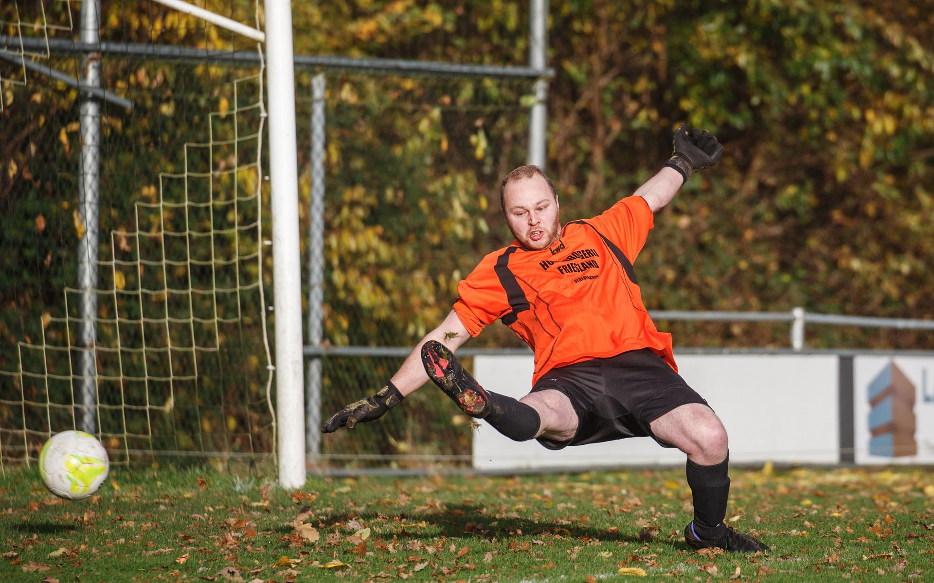 Een fusie is gewenst om het voetbal in Oldeberkoop overeind te houden. Maar zolang die uitblijft, pl
