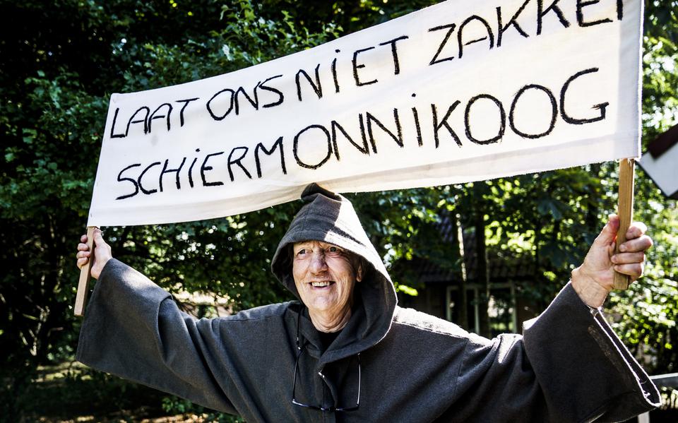 Al in 2019 protesteerden tegen de  Leden van Werkgroep Horizon Schiermonnikoog voeren, gekleed in monnikspijen, tegen de geplande gasboringen rond het eiland door gasproducent ONE-Dyas. 