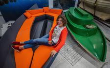 Eva Meijer van Hoora Watersport Heeg in een met 3D-printer gebouwde boot. 