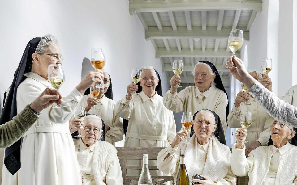 De nonnen met hun wijn. 