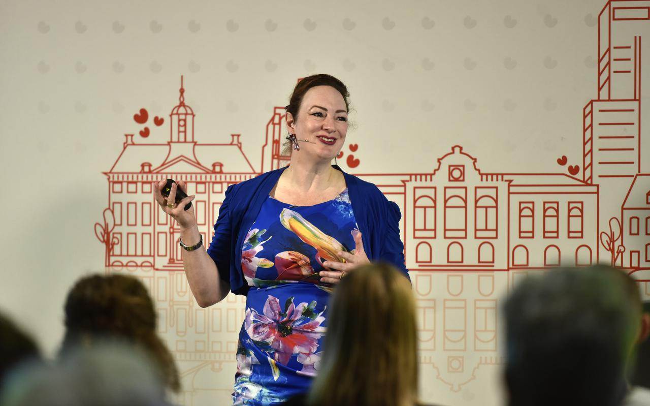 Hoogleraar Naomi Ellemers bij haar lezing bij Campus Fryslân. 
