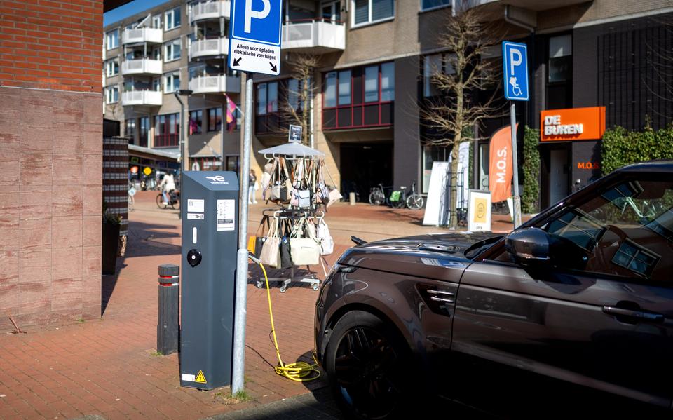 Een auto aan de laadpaal van Total energies bij het Museumplein in Drachten. 