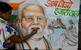 Een student werkt aan een portret van de Indiase premier Narendra Modi.