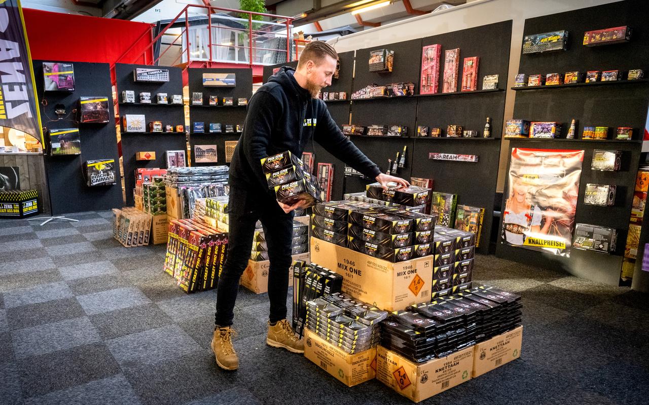 Martijn Veneboer van Vuurwerk Drachten is bezig met de voorverkoop van het vuurwerk. De hal waar normaal campers staan is nu een showroom voor het vuurwerk. Martijn Veneboer van Vuurwerk Drachten is bezig met de voorverkoop van het vuurwerk. De hal waar normaal campers staan is nu een showroom voor het vuurwerk.