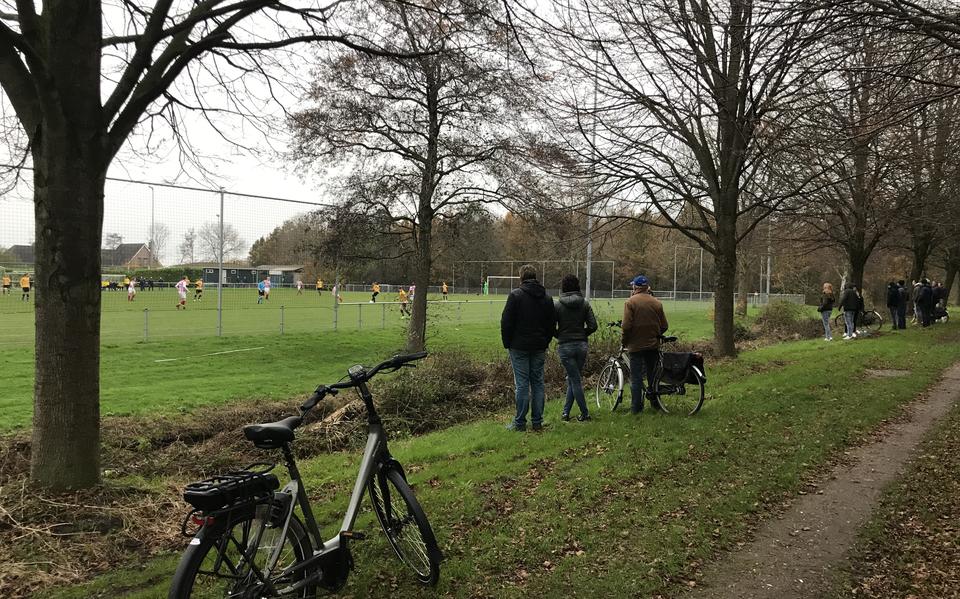 Voor de trouwe volgers van amateurvoetbal komt het aan op creativiteit, om zo toch voetbal te kunnen kijken. In Heeg werd de topper tussen de plaatselijke vv en koploper Sneek Wit Zwart (0-1) op het B-veld gespeeld. Zo hoefde er vanuit het aangrenzende Heempark niks gemist te worden. 