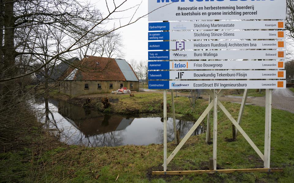 De boerderij en het koetshuis op landgoed Martenastate in Koarnjum worden gerestaureerd. 