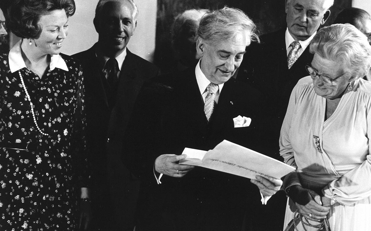 De Vlaamse dichter en schrijver Maurice Gilliams toont de prijs der Nederlandse letteren aan prinses Juliana, nadat koningin Beatrix hem heeft uitgereikt.