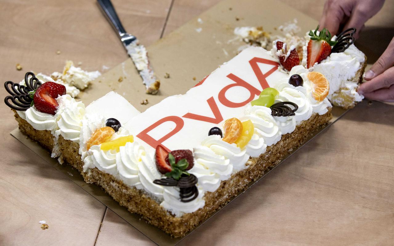 Een taart in de fractiekamer van de PvdA, een dag na de gemeenteraadsverkiezingen. De PvdA boekte in heel Nederland een nettowinst van twee raadszetels. 