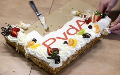 Een taart in de fractiekamer van de PvdA, een dag na de gemeenteraadsverkiezingen. De PvdA boekte in heel Nederland een nettowinst van twee raadszetels. 