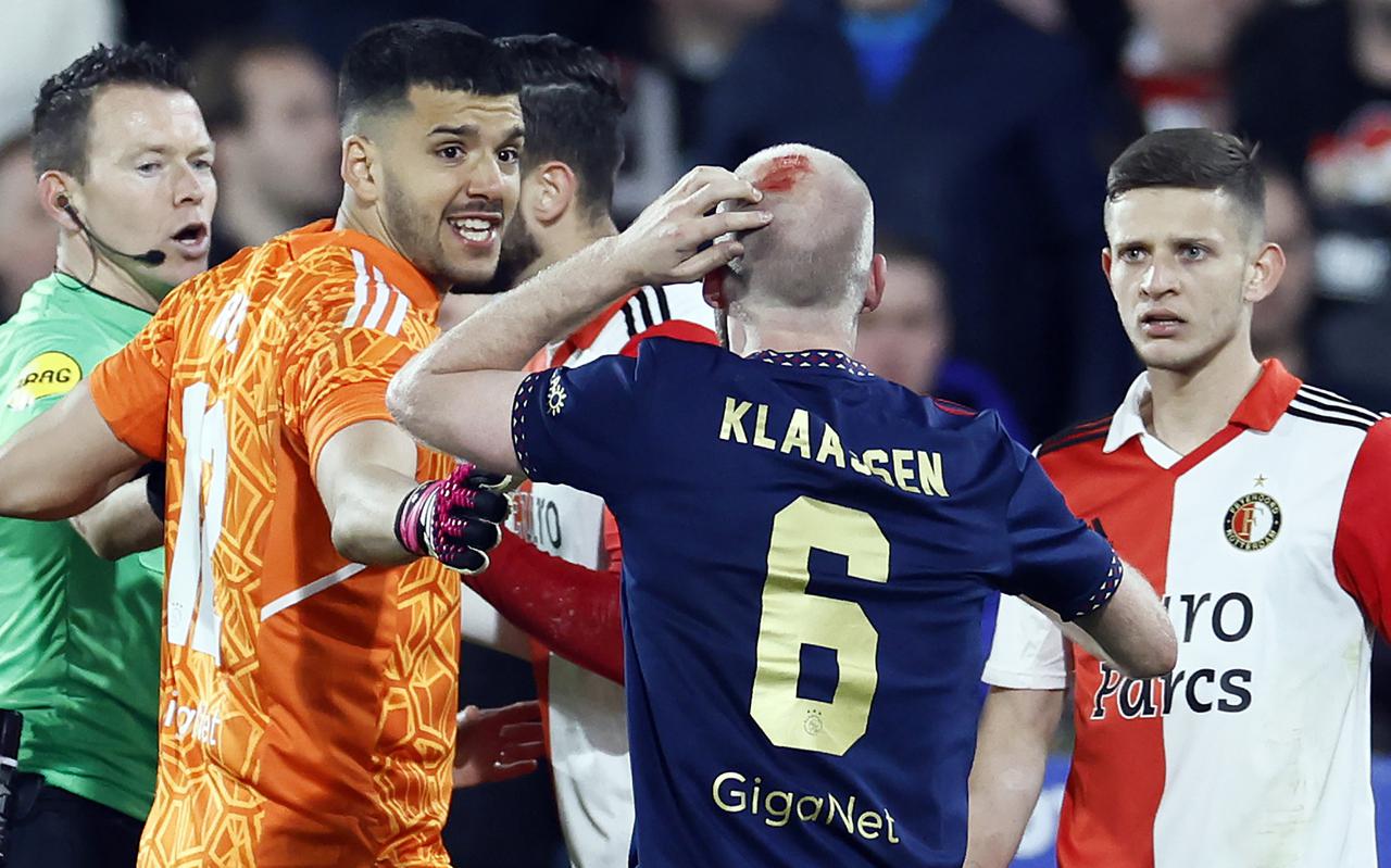 Davy Klaassen van Ajax is geraakt door een object tijdens de halve finale van de KNVB-beker tussen Feyenoord en Ajax.