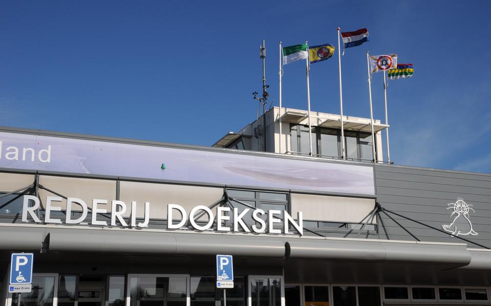 Wapperde vlaggen bij Doeksen in Harlingen.