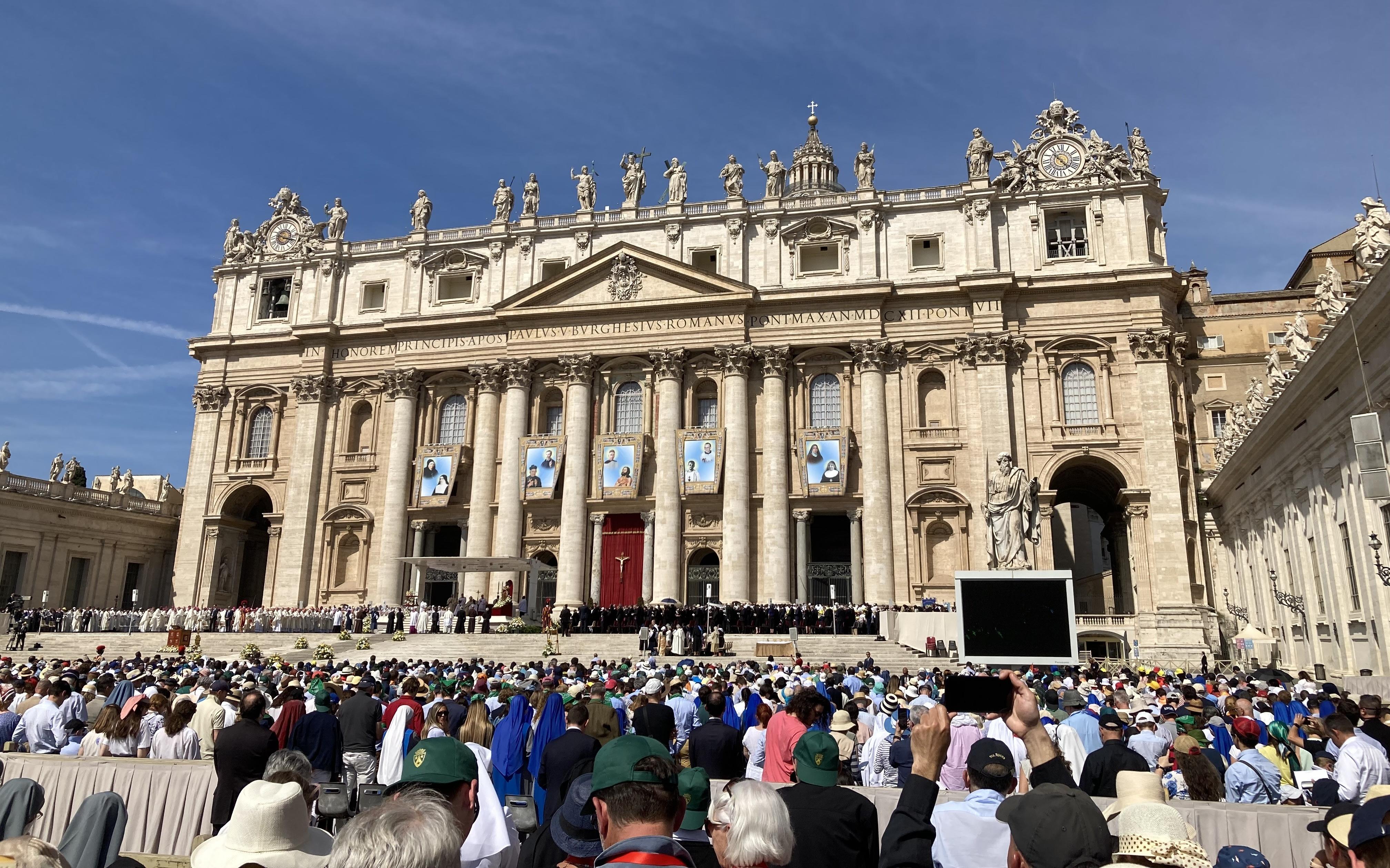Het Sint Pietersplein in Rome tijdens de heiligverklaring van Titus Brandsma. Het Sint Pietersplein in Rome tijdens de heiligverklaring van Titus Brandsma.