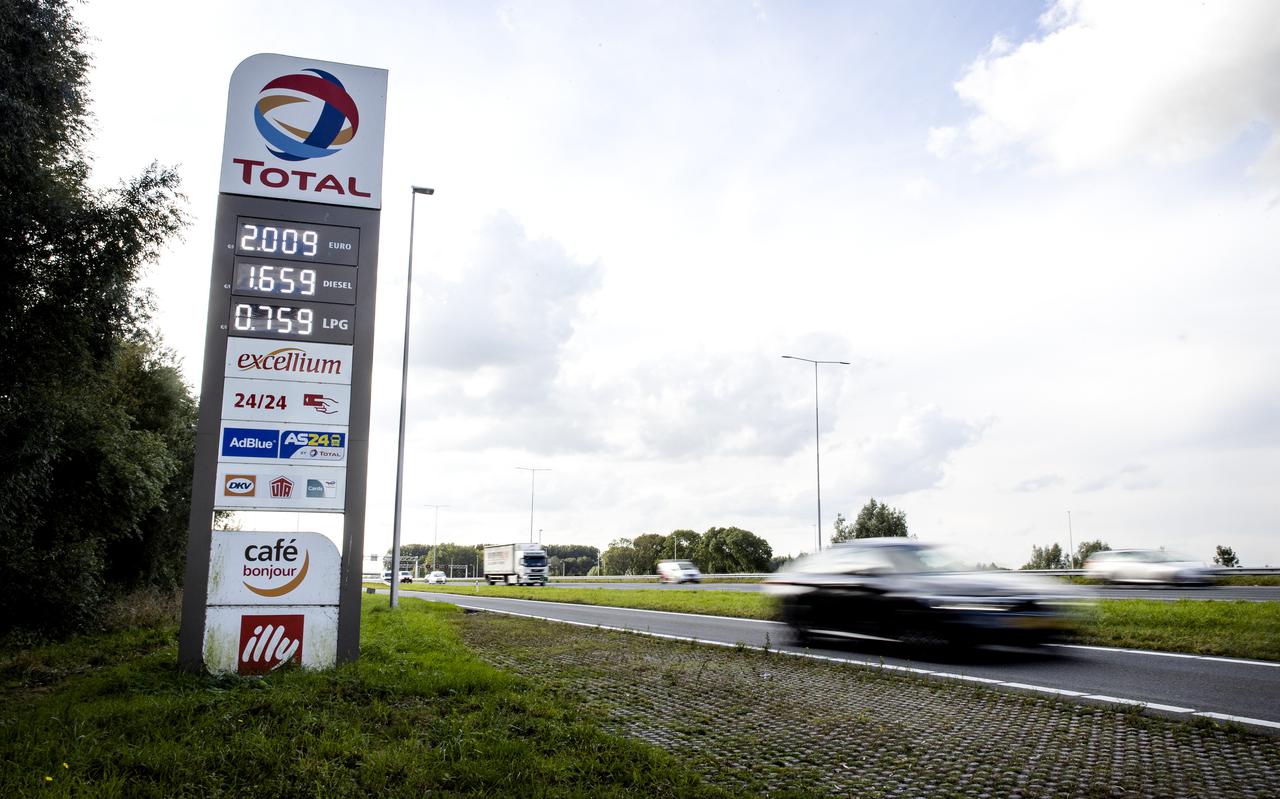 Een benzineprijs van twee euro per liter bij een tankstation langs de A12 bij Harmelen.