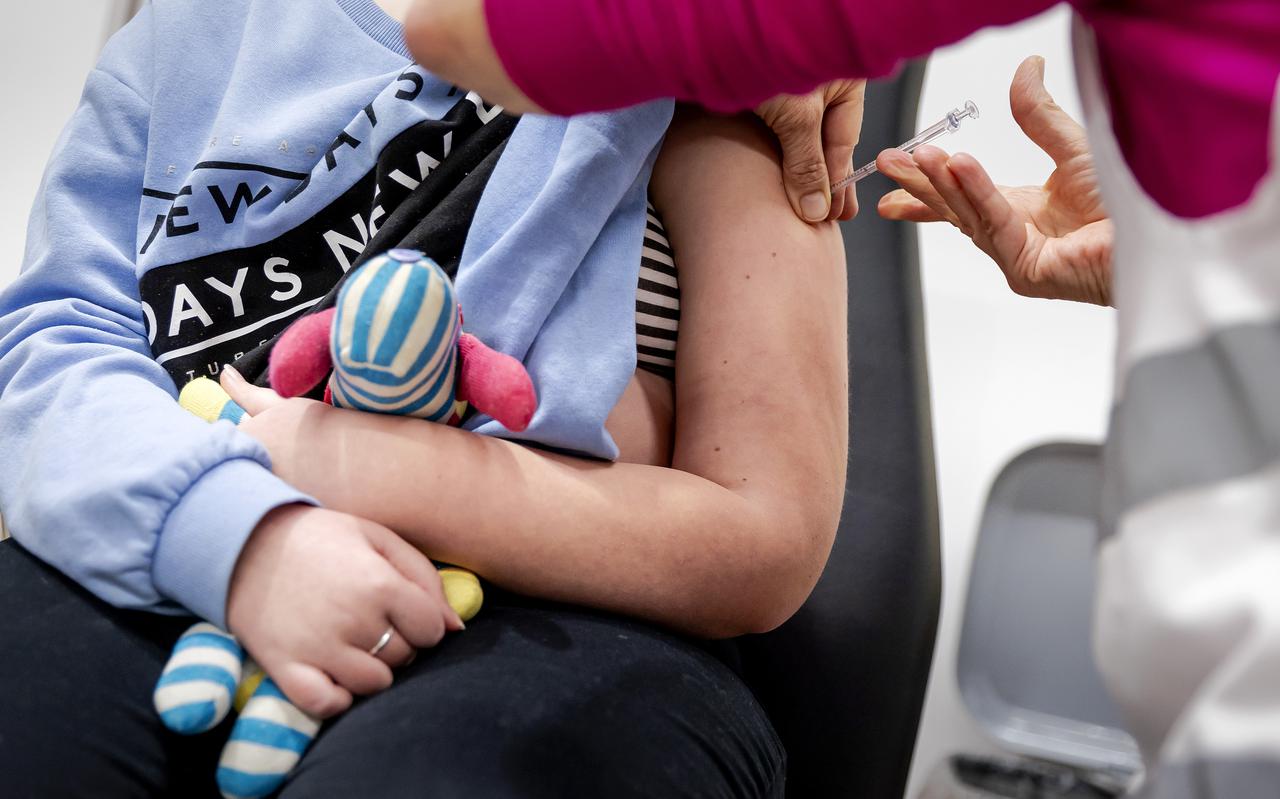 Gezonde kinderen van 5 tot en met 11 jaar kunnen nu ook tegen het coronavirus worden gevaccineerd. 