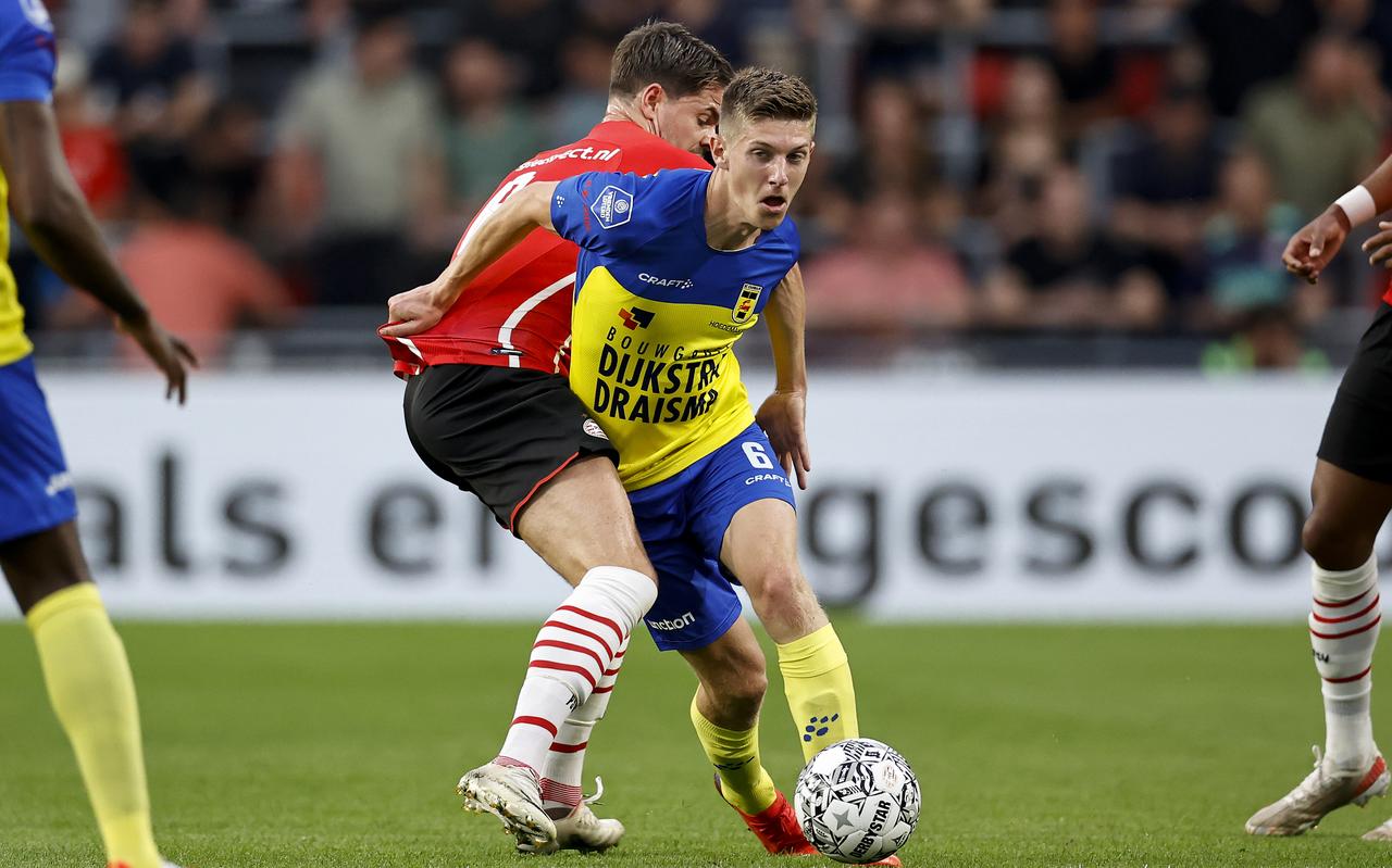 Mees Hoedemakers draait weg bij Marco van Ginkel. Mees Hoedemakers draait weg bij Marco van Ginkel.