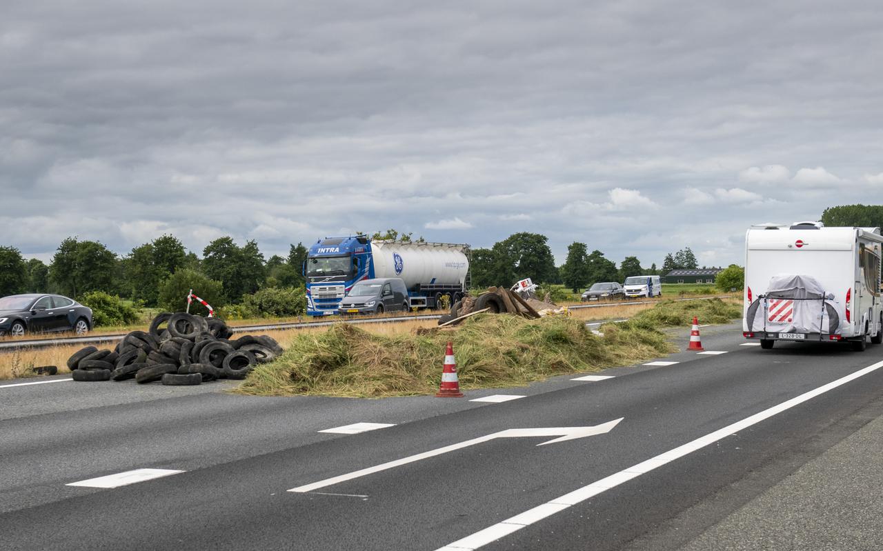 Afval op de A7 tussen Drachten en Groningen, gedumpt door boeren uit protest tegen de stikstofregels.