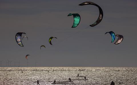 Kitesurfers bij het Mirnser Klif. 