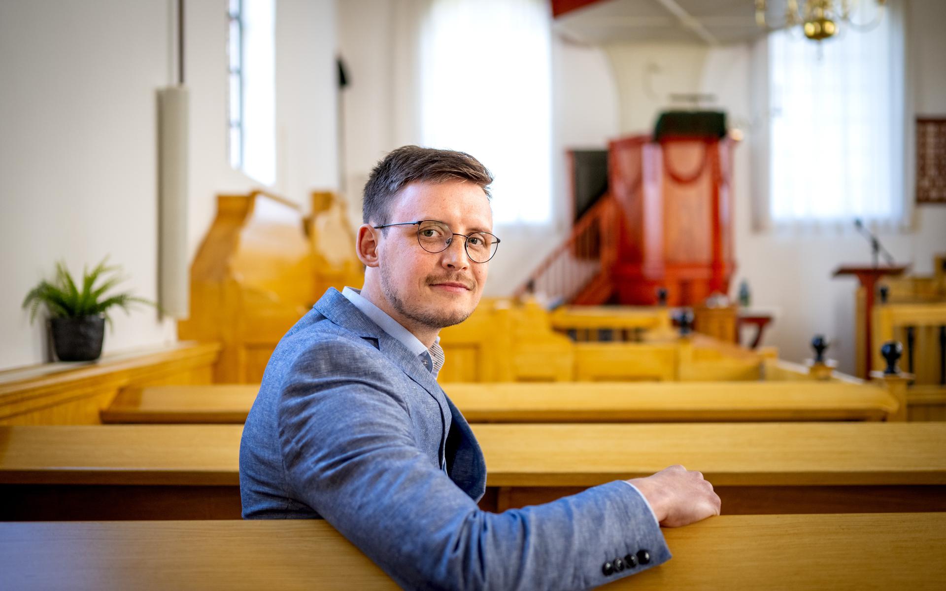 Kerkelijk werker Joost van den Berge in de kerk van Sebaldeburen: „Het is best bijzonder in deze omgeving te pionieren.” 