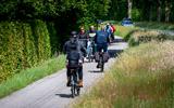 Drukte met fietsers op zondagmiddag in Olterterp. 