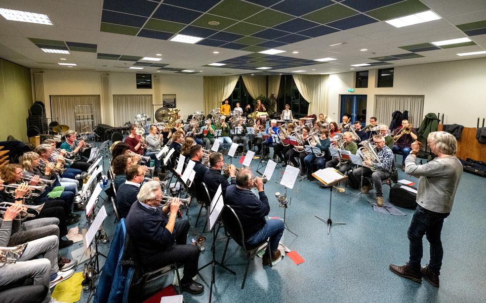 De generale repetitie van christelijke muziekvereniging  De Bazuin in Ureterp. 