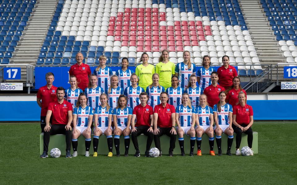 De vrouwenselectie en staf van sc Heerenveen van het huidige seizoen.