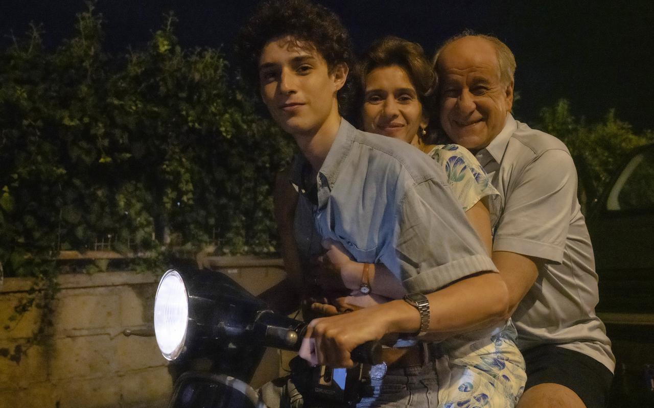 Fabietto (Filippo Scotti) in The hand of God, samen met zijn ouders (Toni Servillo en Teresa Saponangelo). 