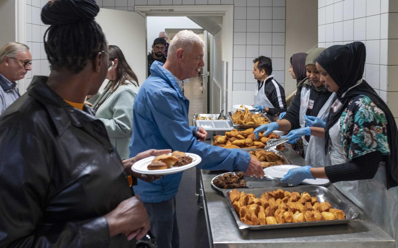 Bezoekers bekijken en proeven lokale gerechten gemaakt door bewoners in het azc te Gilze, zaterdag tijdens de landelijke Open dag. Bezoekers bekijken en proeven lokale gerechten gemaakt door bewoners in het azc te Gilze, zaterdag tijdens de landelijke Open dag.
