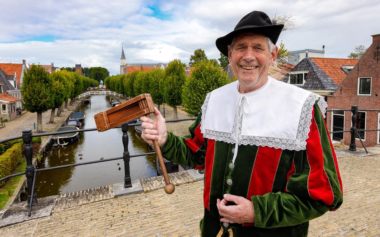 Pieter Haringsma, stadsomroeper van Sloten en dorpsomroeper tijdens het Flaeijelfeest in zijn woonstad Sloten.