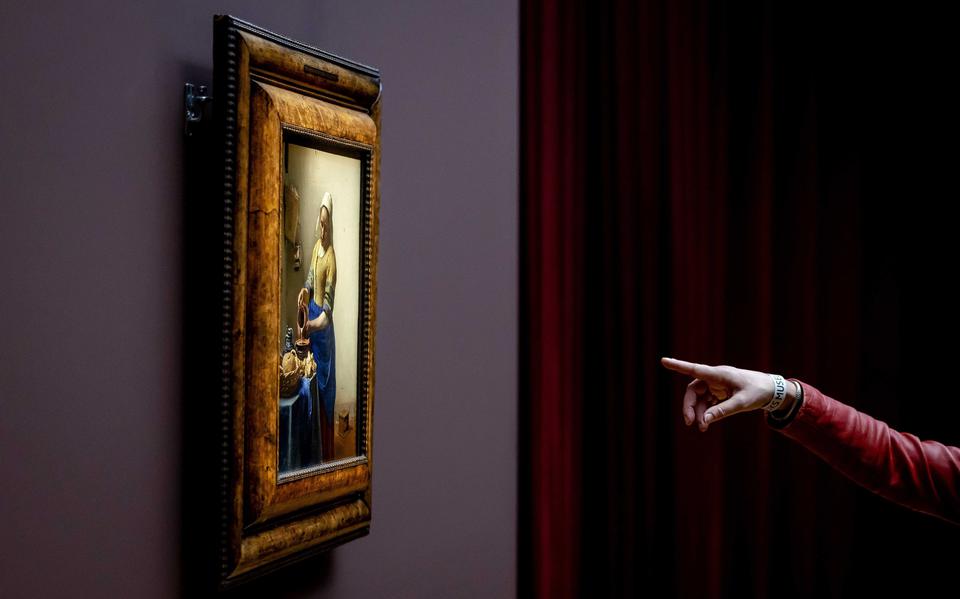 'Het melkmeisje' van Johannes Vermeer tijdens een voorbezichtiging van de grote Vermeer-tentoonstelling in het Rijksmuseum.