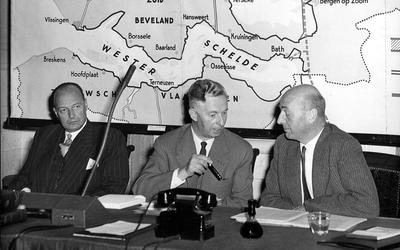 De ministers Hofstra (Financiën), Algera (Waterstaat) en Mansholt (landbouw) tijden de behandeling van de Deltawet in de Tweede Kamer in 1958. 