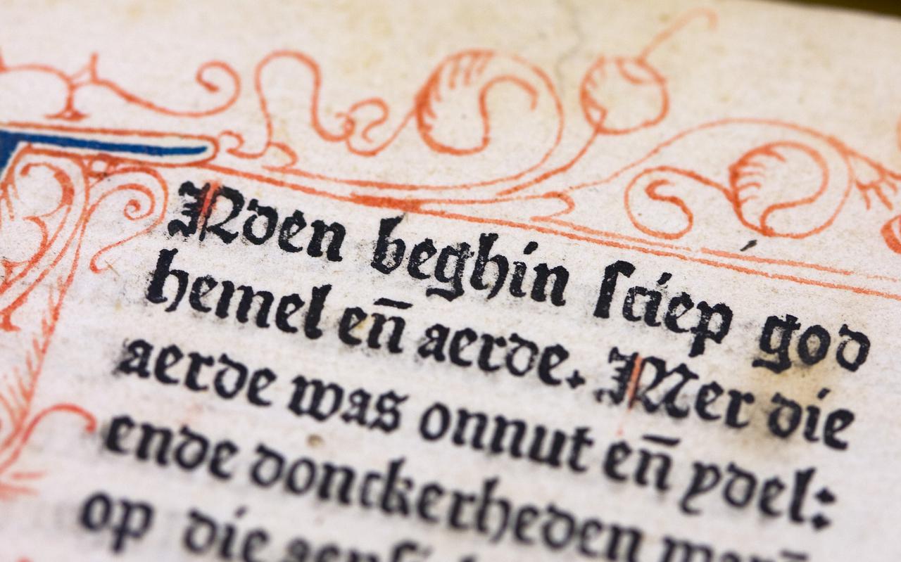 Het begin van de Delftse Bijbel uit 1477, het eerste gedrukte boek in de Nederlanden.