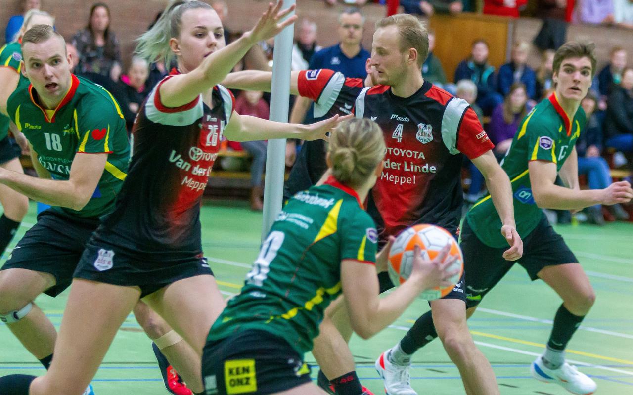 Femke Faber probeert Julian Frieswijk (18) te bereiken tijdens het duel met DOS'46 vorige week. Femke Faber probeert Julian Frieswijk (18) te bereiken tijdens het duel met DOS'46 vorige week.