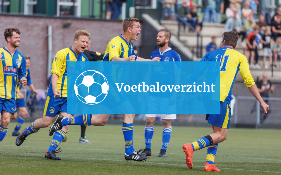 Willem Veenstra van Eastermar viert de 1-0. Eastermar eiste uiteindelijk het kampioenschap in 5C op.
