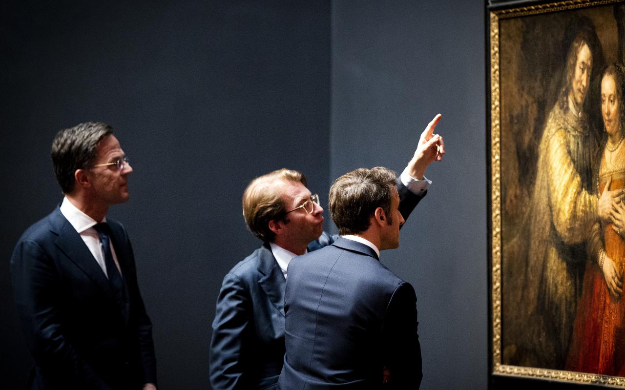 Macron (r) en Rutte (l) bezochten vorige week tijdens het staatsbezoek van de Franse president ook de tentoonstelling van Vermeer in het Rijksmuseum.