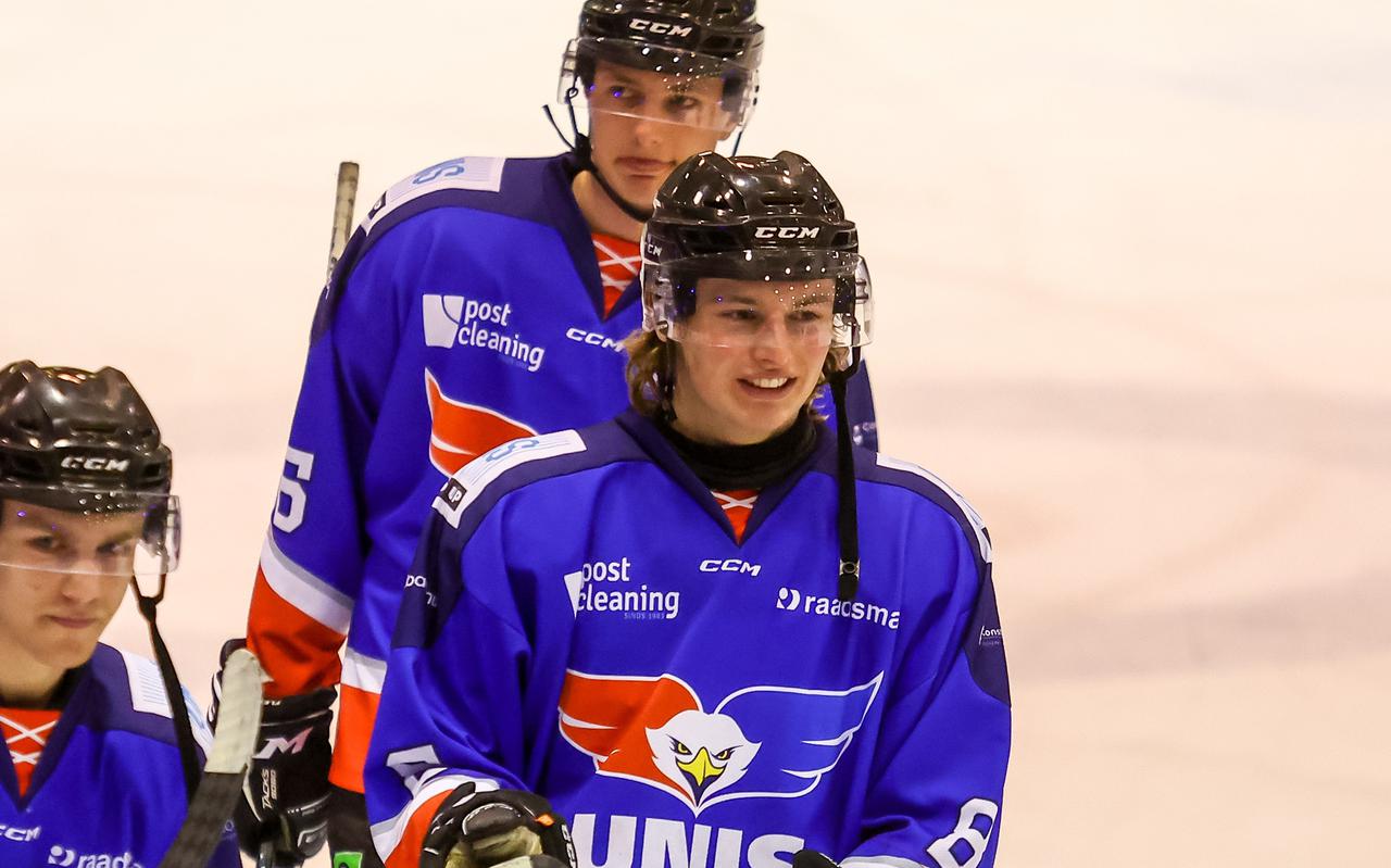 Lennart Vosmer geniet na afloop van een wedstrijd met teamgenoten van een overwinning met UNIS Flyers.
