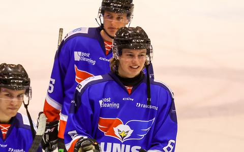 Lennart Vosmer geniet na afloop van een wedstrijd met teamgenoten van een overwinning met UNIS Flyers.