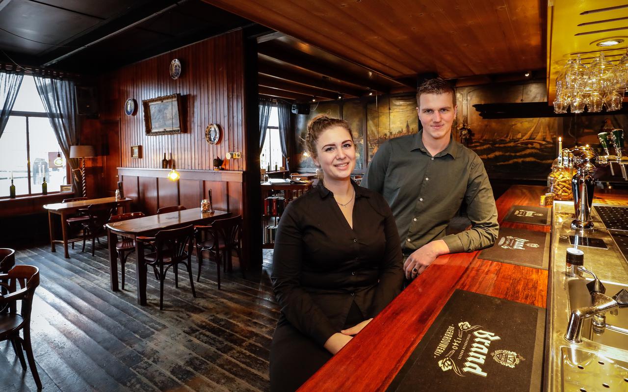 Bo Ruigrok van der Werve en Jelte Smit zijn de nieuwe eigenaren van Grand café De Schans in Stavoren. 