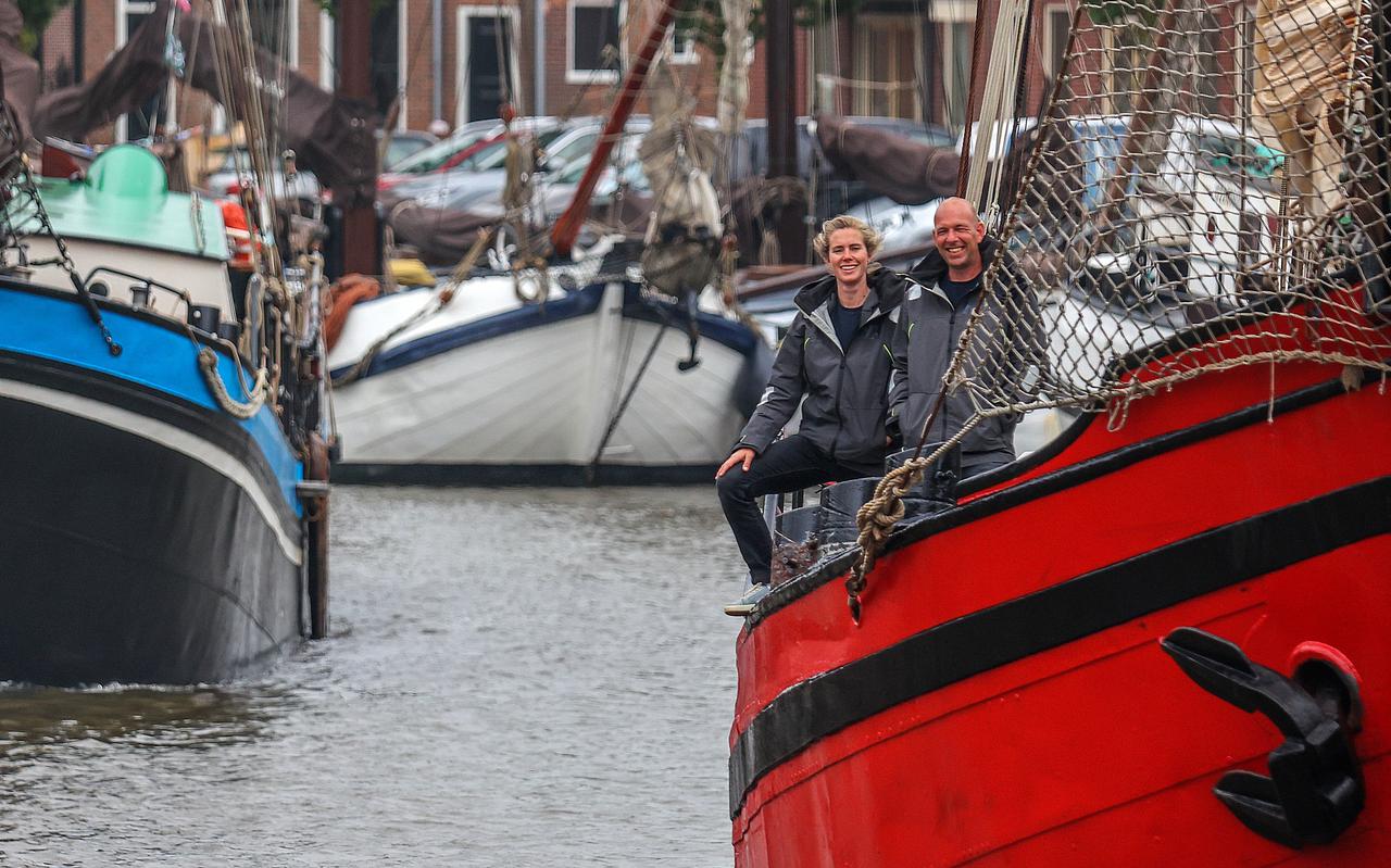 Dorette Spaans en Vincent de Vrijer op de Rode Swan in de Zuiderhaven in Harlingen. 
