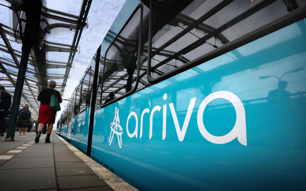 Een vernieuwd treinstel van Arriva op station Leeuwarden, de vervoerder is ook met het busvervoer actief in deze provincie. 