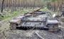 Een vernietigde Russische tank op het slagveld in Oekraïne.